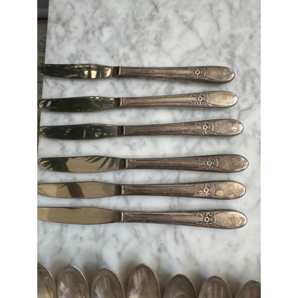 Wm Rogers Silver Plated Flatware Set 26 Piece Floral Scroll Pattern Vintage IS